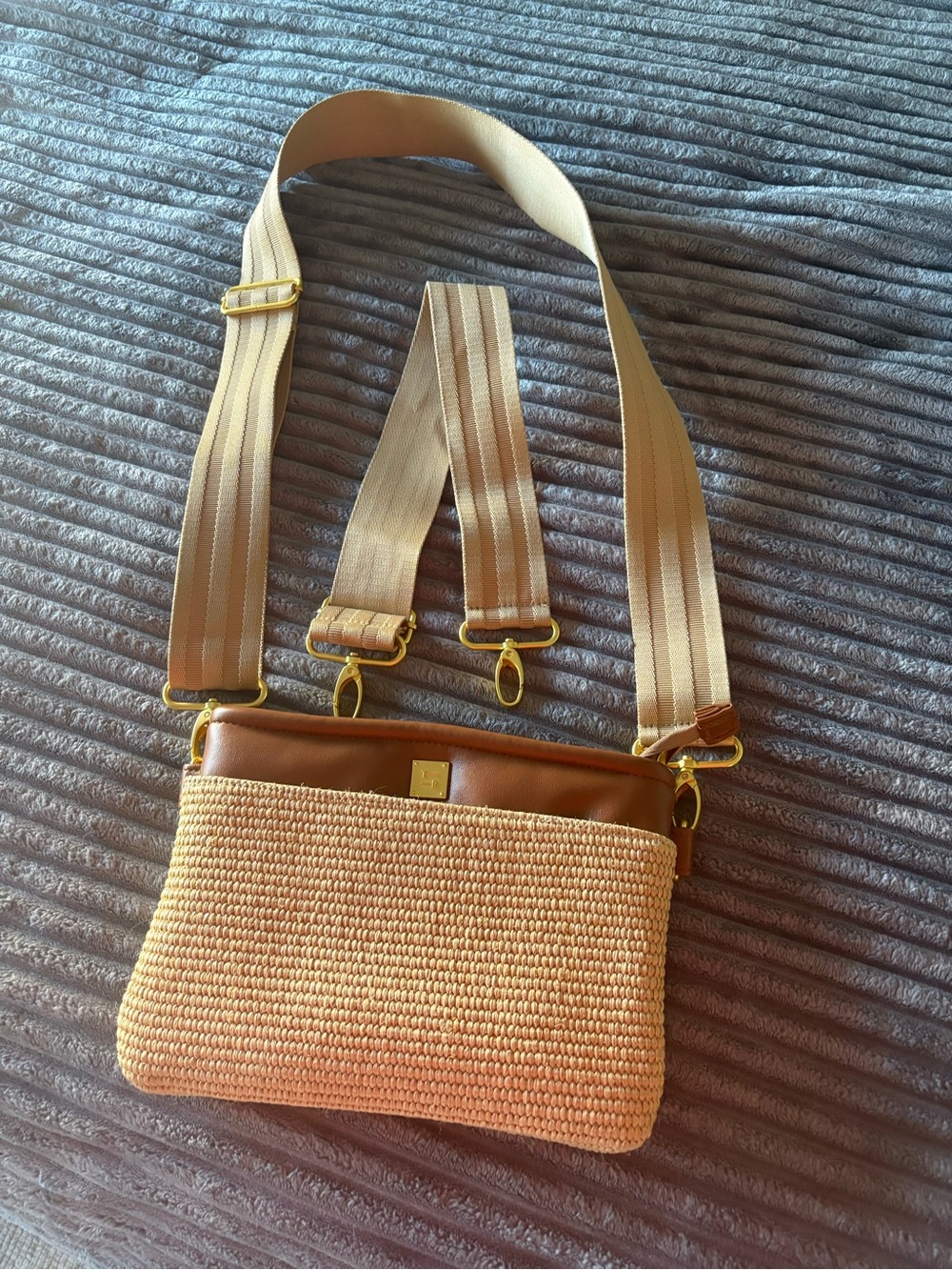 Think Roylan Leather Trim
Woven Crossbody / Clutch / Shoulder Bag - Picture 5 of 12